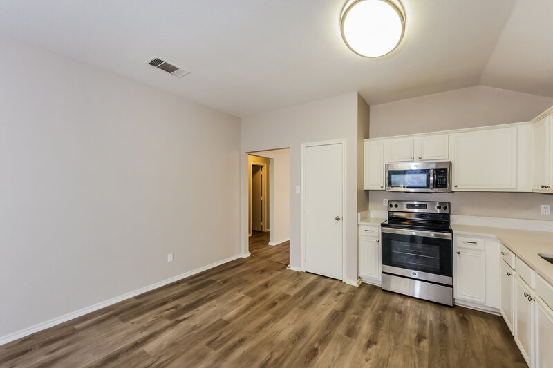 2,230/Mo, 3037 San Martin Dr Arlington, TX 76010 Kitchen View 2