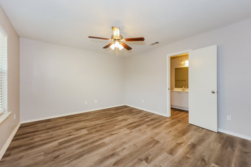 2,230/Mo, 3037 San Martin Dr Arlington, TX 76010 Main Bedroom View