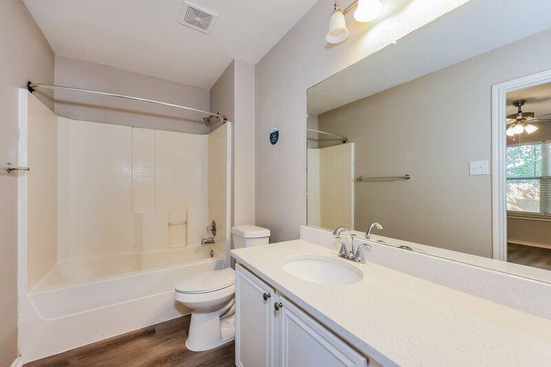 2,230/Mo, 3037 San Martin Dr Arlington, TX 76010 Main Bathroom View