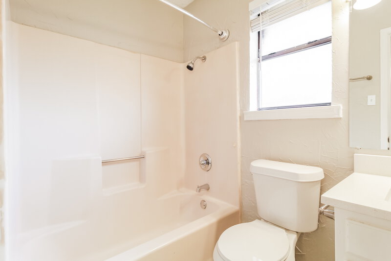 1,935/Mo, 2800 Terry Ct Denton, TX 76209 Main Bathroom View