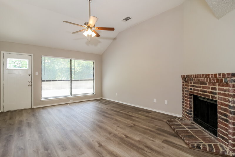 2,150/Mo, 701 Park View Ave Mckinney, TX 75070 Living Room View 2