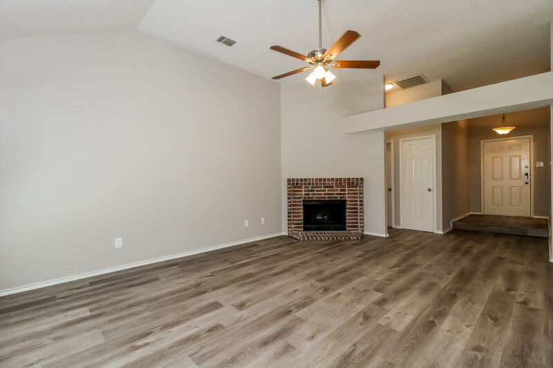 2,150/Mo, 701 Park View Ave Mckinney, TX 75070 Living Room View 3