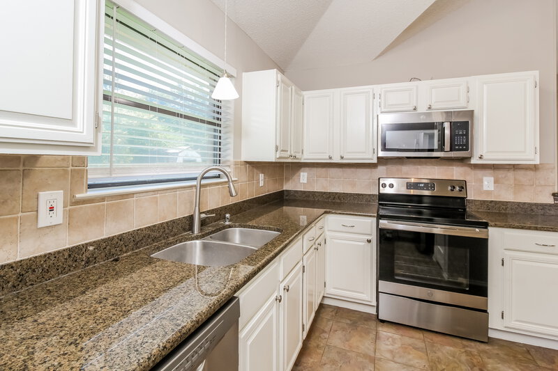 2,150/Mo, 701 Park View Ave Mckinney, TX 75070 Kitchen View 2