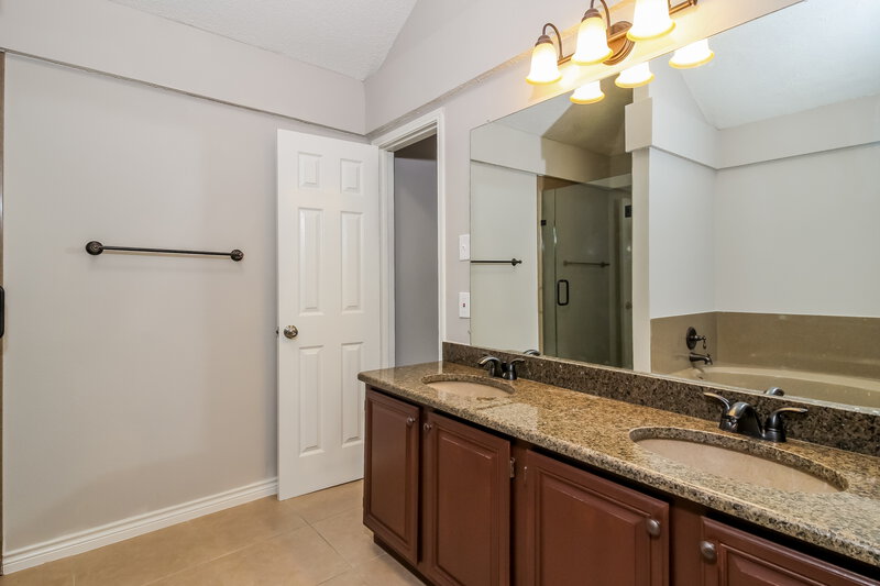 2,150/Mo, 701 Park View Ave Mckinney, TX 75070 Main Bathroom View