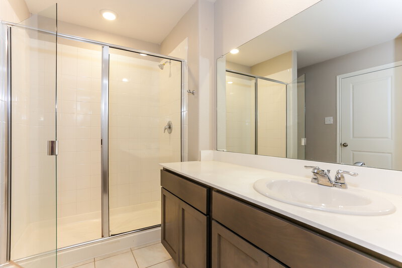 2,075/Mo, 980 Alton Dr Aubrey, TX 76227 Main Bathroom View