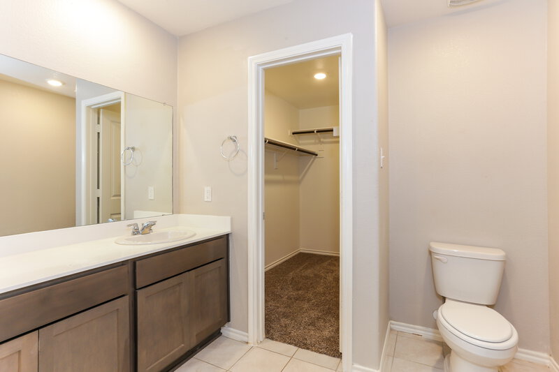 2,075/Mo, 980 Alton Dr Aubrey, TX 76227 Main Bathroom View 2