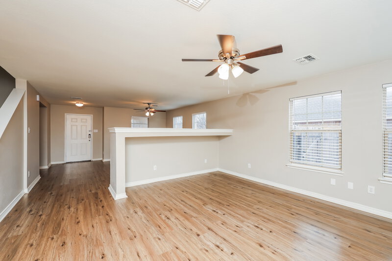 2,190/Mo, 310 Quail Run Rd Red Oak, TX 75154 Living Room View 2