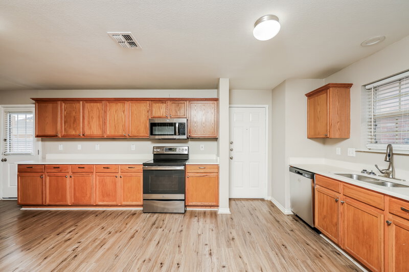 2,190/Mo, 310 Quail Run Rd Red Oak, TX 75154 Kitchen View 2