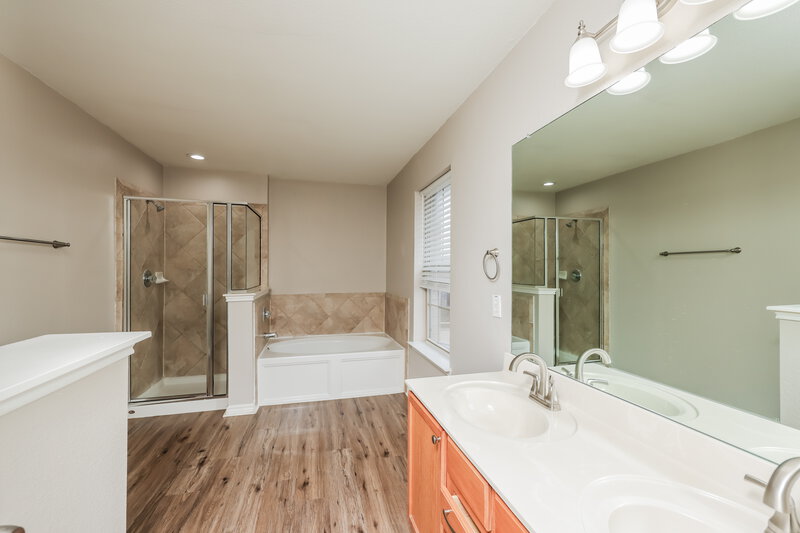 2,190/Mo, 310 Quail Run Rd Red Oak, TX 75154 Main Bathroom View