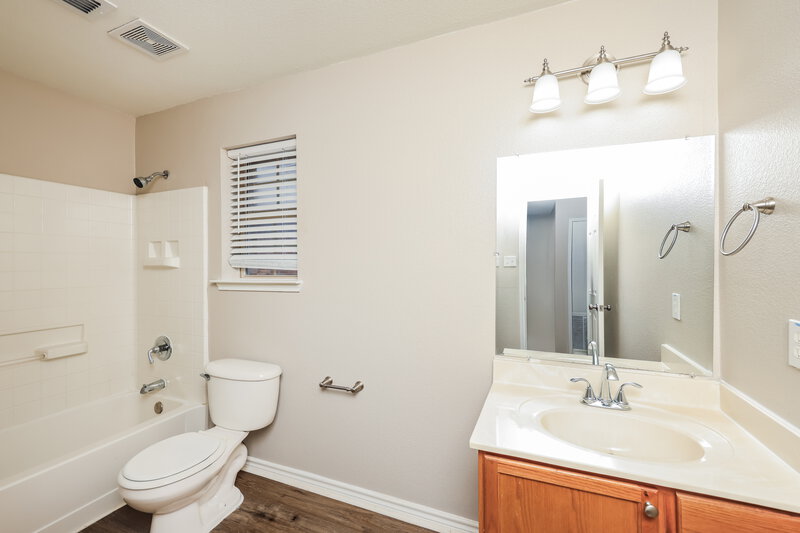 2,190/Mo, 310 Quail Run Rd Red Oak, TX 75154 Bathroom View