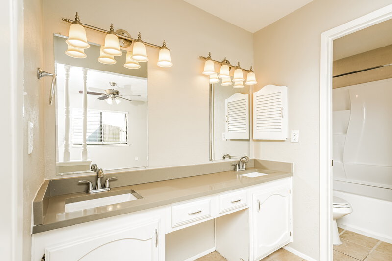 2,610/Mo, 1112 Cherokee Trail Plano, TX 75023 Main Bathroom View