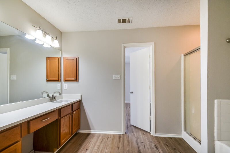 2,560/Mo, 608 Alcove Dr Little Elm, TX 75068 Main Bathroom View