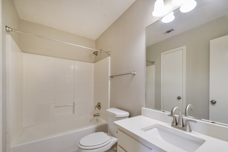 2,560/Mo, 608 Alcove Dr Little Elm, TX 75068 Bathroom View