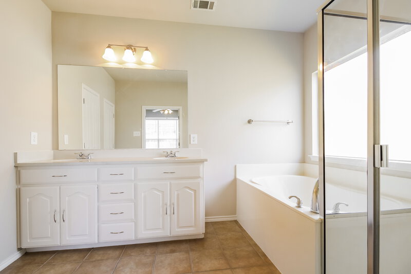 2,005/Mo, 10856 Hawks Landing Rd Haslet, TX 76052 Main Bathroom View 2