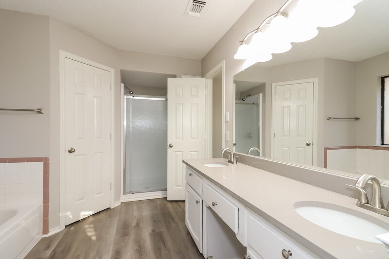 1,900/Mo, 6216 North Park Dr Watauga, TX 76148 Main Bathroom View