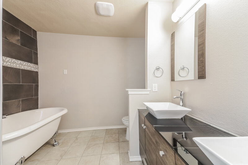 2,025/Mo, 1407 Chrome St Princeton, TX 75407 Main Bathroom View