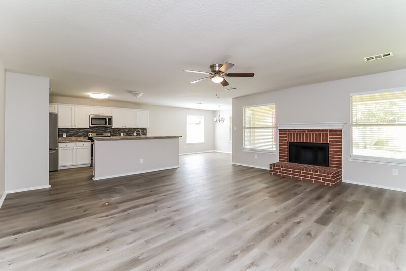 2,300/Mo, 304 Garrett St Burleson, TX 76028 Living Room View 2