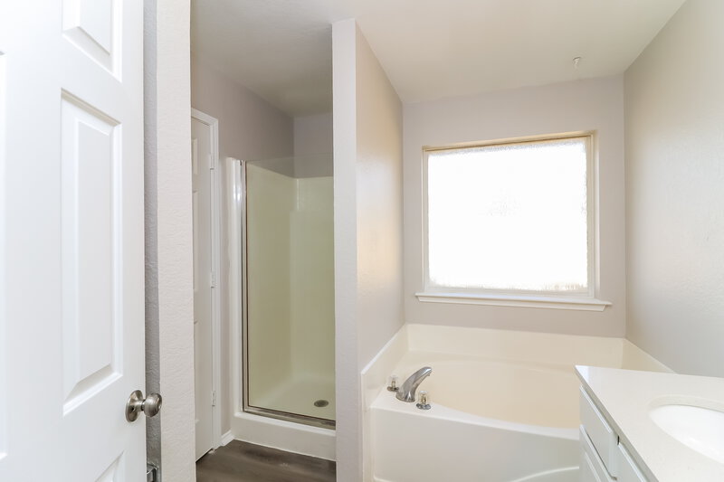2,300/Mo, 304 Garrett St Burleson, TX 76028 Main Bathroom View