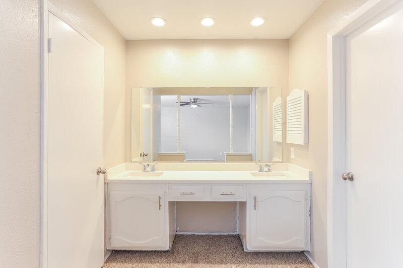 2,380/Mo, 4200 Cranbrook Dr Arlington, TX 76016 Main Bathroom View