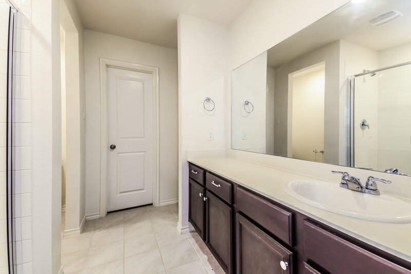 1,945/Mo, 710 Meadow Wood Ln Princeton, TX 75407 Main Bathroom View