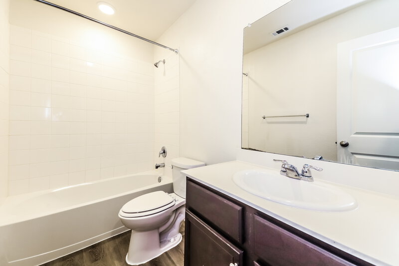 1,945/Mo, 710 Meadow Wood Ln Princeton, TX 75407 Bathroom View