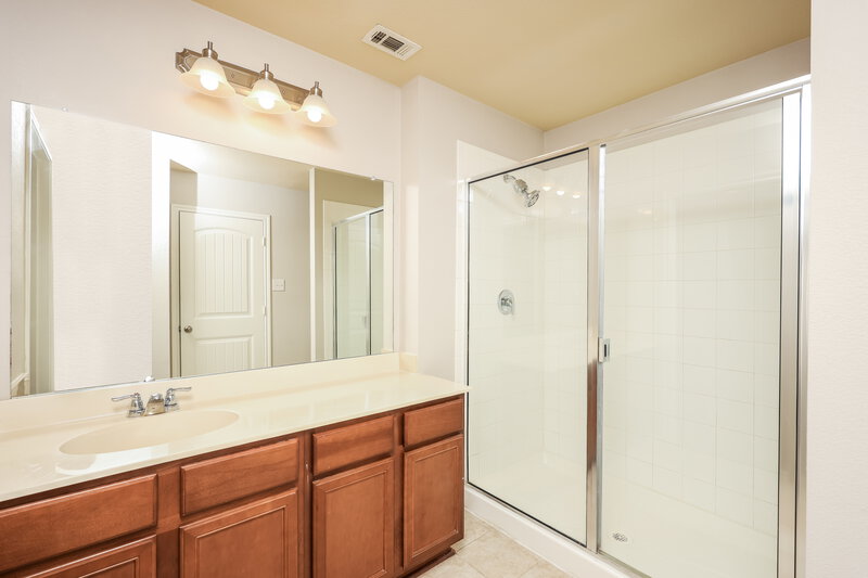 1,920/Mo, 1415 Jasper Xing Princeton, TX 75407 Main Bathroom View