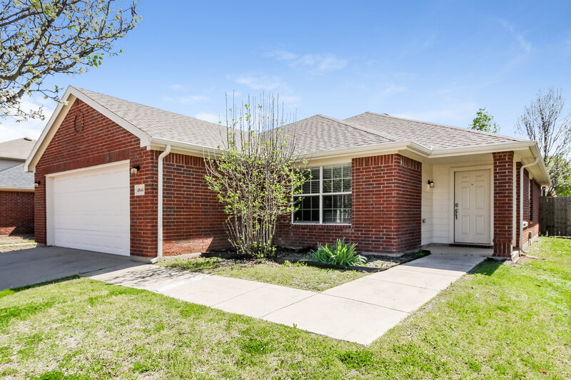 2,210/Mo, 4844 Trail Hollow Dr Fort Worth, TX 76244 Front View