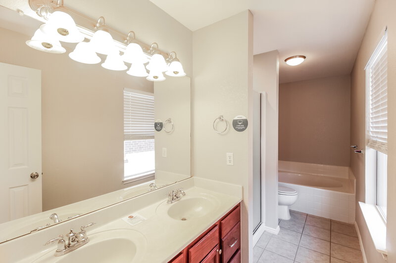 2,210/Mo, 4844 Trail Hollow Dr Fort Worth, TX 76244 Main Bathroom View