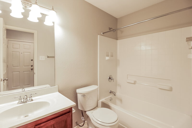 2,210/Mo, 4844 Trail Hollow Dr Fort Worth, TX 76244 Bathroom View
