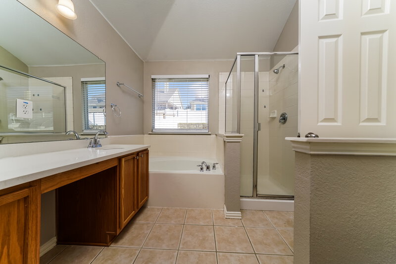 2,125/Mo, 409 Creekview Dr Anna, TX 75409 Main Bathroom View