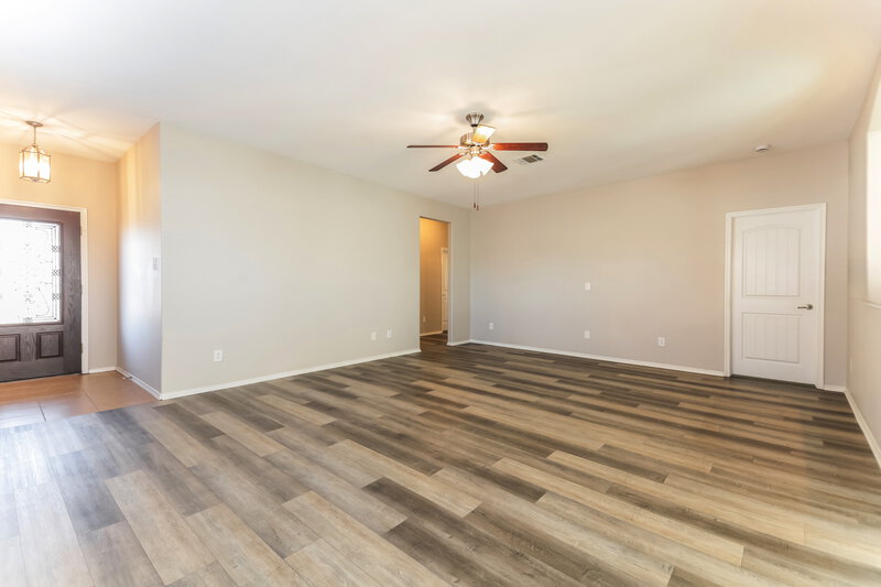 1,875/Mo, 120 Meadow Crest Dr Princeton, TX 75407 Living Room View 3