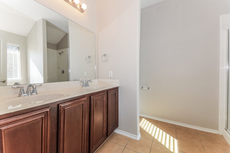 1,875/Mo, 120 Meadow Crest Dr Princeton, TX 75407 Main Bathroom View