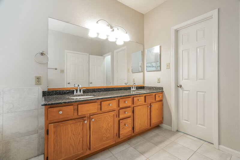 2,295/Mo, 7501 Point Reyes Dr Fort Worth, TX 76137 Main Bathroom View 2