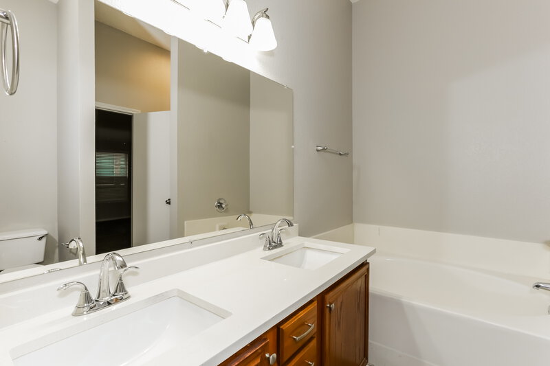 1,915/Mo, 2412 Ensenada Ln Fort Worth, TX 76108 Main Bathroom View