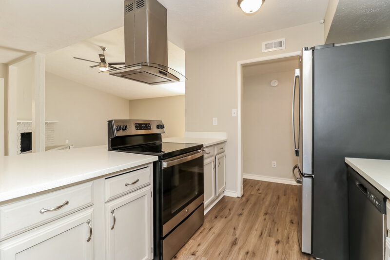 2,090/Mo, 7900 Bermejo Rd Fort Worth, TX 76112 Kitchen View 2