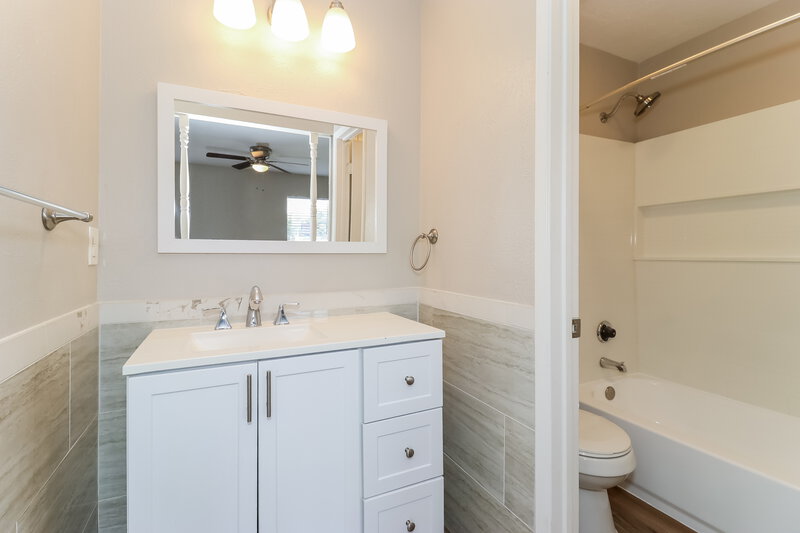 2,090/Mo, 7900 Bermejo Rd Fort Worth, TX 76112 Main Bathroom View