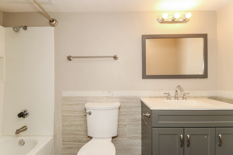 2,090/Mo, 7900 Bermejo Rd Fort Worth, TX 76112 Bathroom View