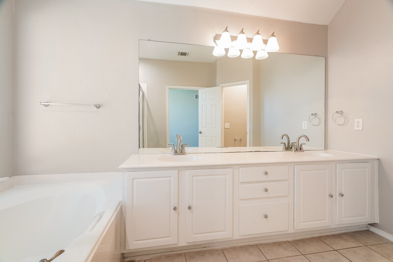 2,330/Mo, 10201 Jessica St Fort Worth, TX 76244 Main Bathroom View