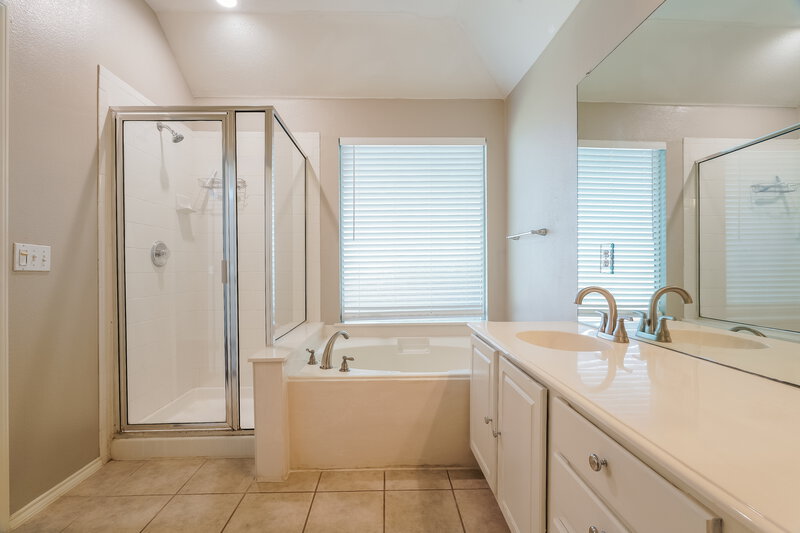 2,330/Mo, 10201 Jessica St Fort Worth, TX 76244 Main Bathroom View 2