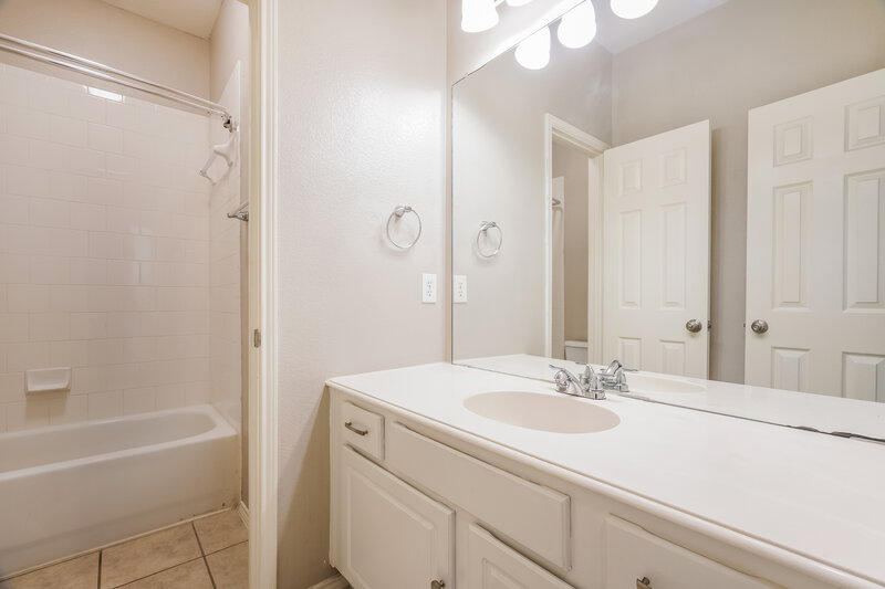 2,330/Mo, 10201 Jessica St Fort Worth, TX 76244 Bathroom View