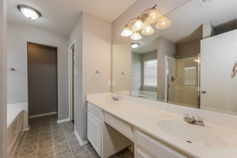 2,220/Mo, 10849 Braemoor Dr Haslet, TX 76052 Main Bathroom View