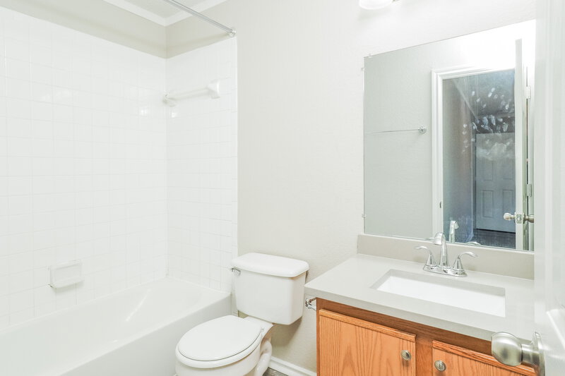 2,580/Mo, 10116 Chapel Glen Ter Fort Worth, TX 76116 Main Bathroom View