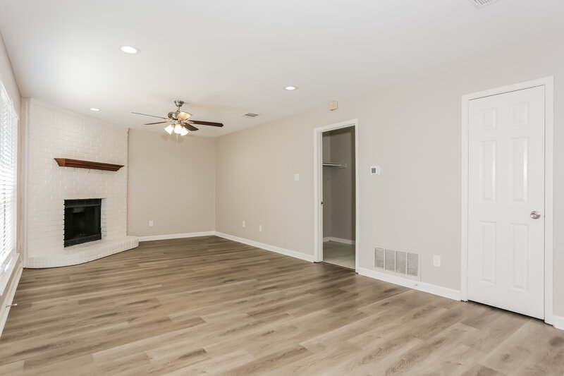 2,235/Mo, 5911 Rocky Point Dr Arlington, TX 76018 Living Room View 2