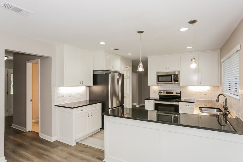 2,235/Mo, 5911 Rocky Point Dr Arlington, TX 76018 Kitchen View 2