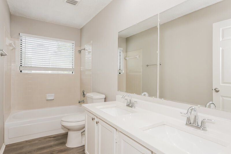 2,235/Mo, 5911 Rocky Point Dr Arlington, TX 76018 Main Bathroom View