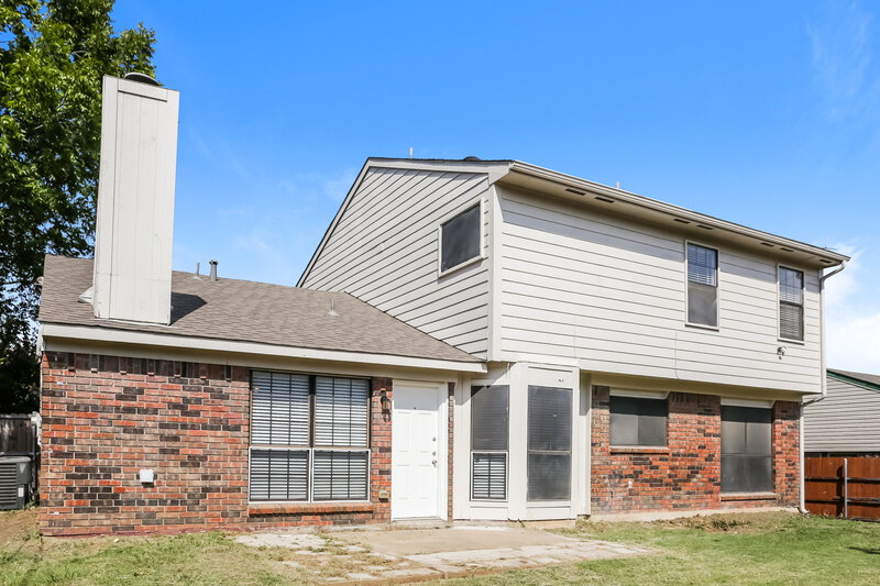2,235/Mo, 5911 Rocky Point Dr Arlington, TX 76018 Rear View