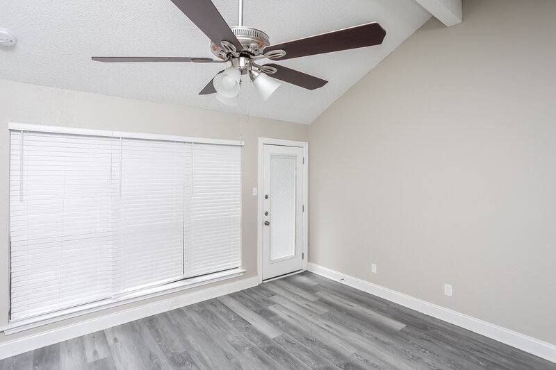 2,080/Mo, 6604 Glen Falls Dr Arlington, TX 76001 Living Room View 2