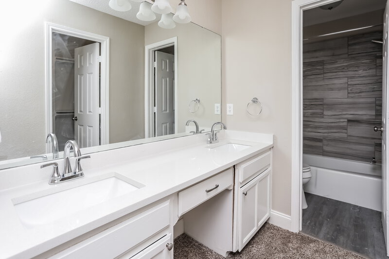 2,080/Mo, 6604 Glen Falls Dr Arlington, TX 76001 Main Bathroom View