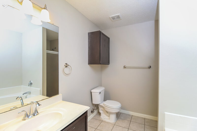 2,320/Mo, 1013 Dusty Palomino Dr Fort Worth, TX 76179 Bathroom View