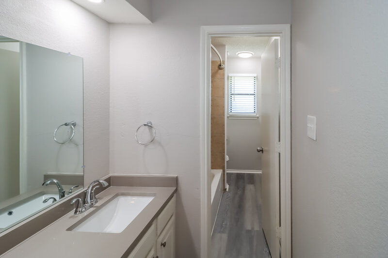 2,325/Mo, 206 Lemon Dr Arlington, TX 76018 Main Bathroom View